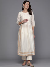 Women Printed Pleated Kurta with Trousers