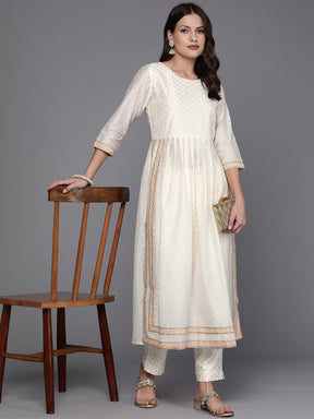 Women Printed Pleated Kurta with Trousers