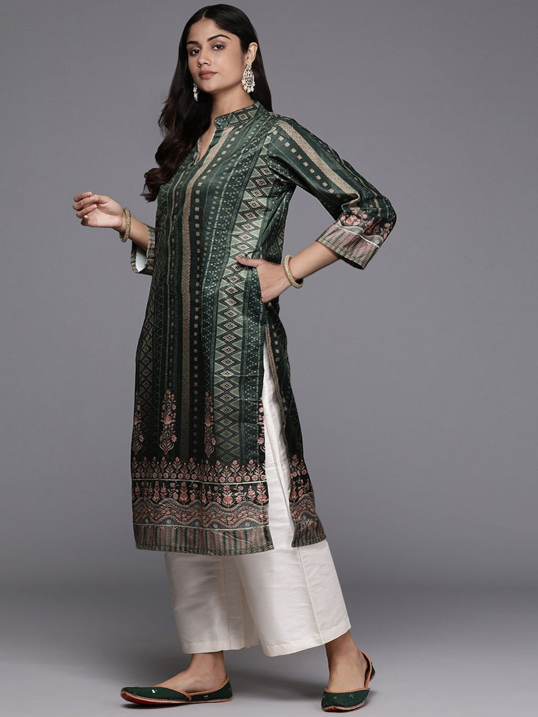 Women Geometric Printed Gotta Patti Velvet Kurta