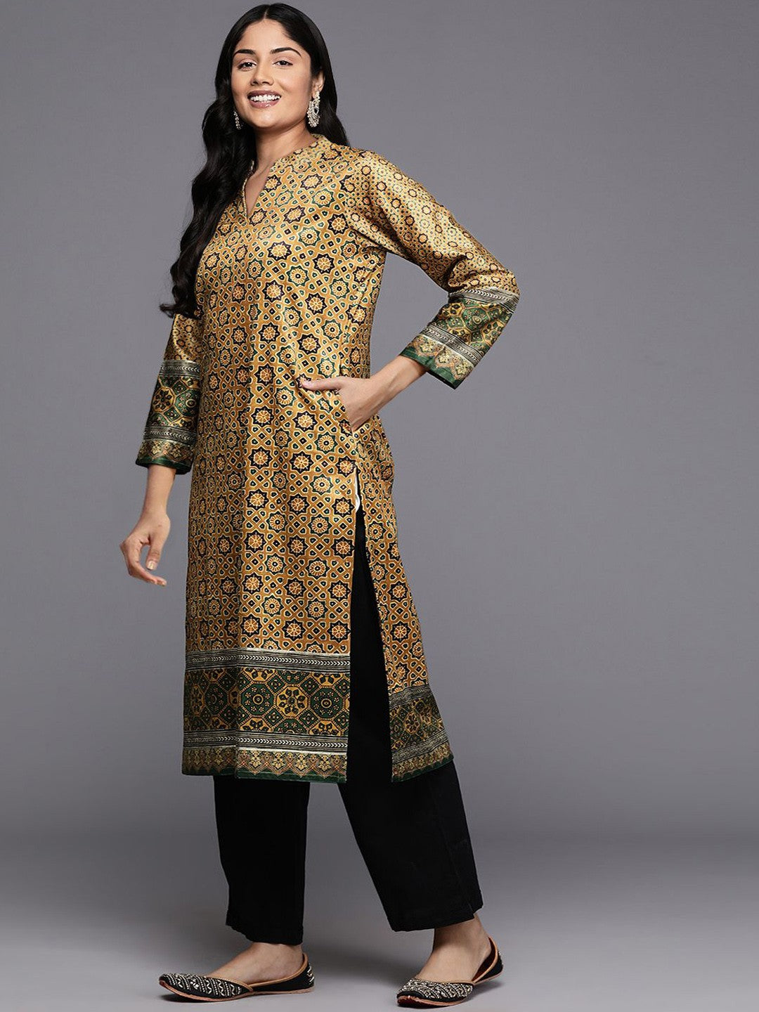 Women Ethnic Motifs Printed Gotta Patti Velvet Kurta